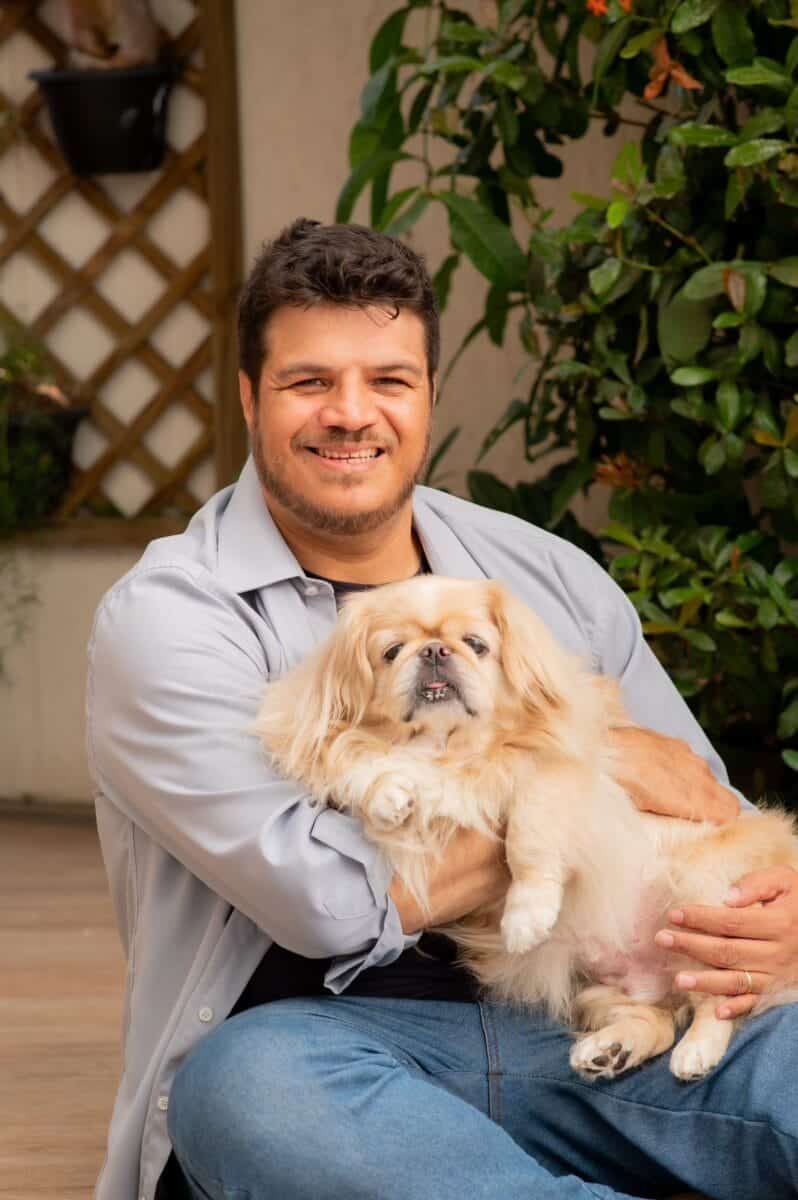 Foto do André e seu cão, Jimi, mascote da empresa Jimi Pet